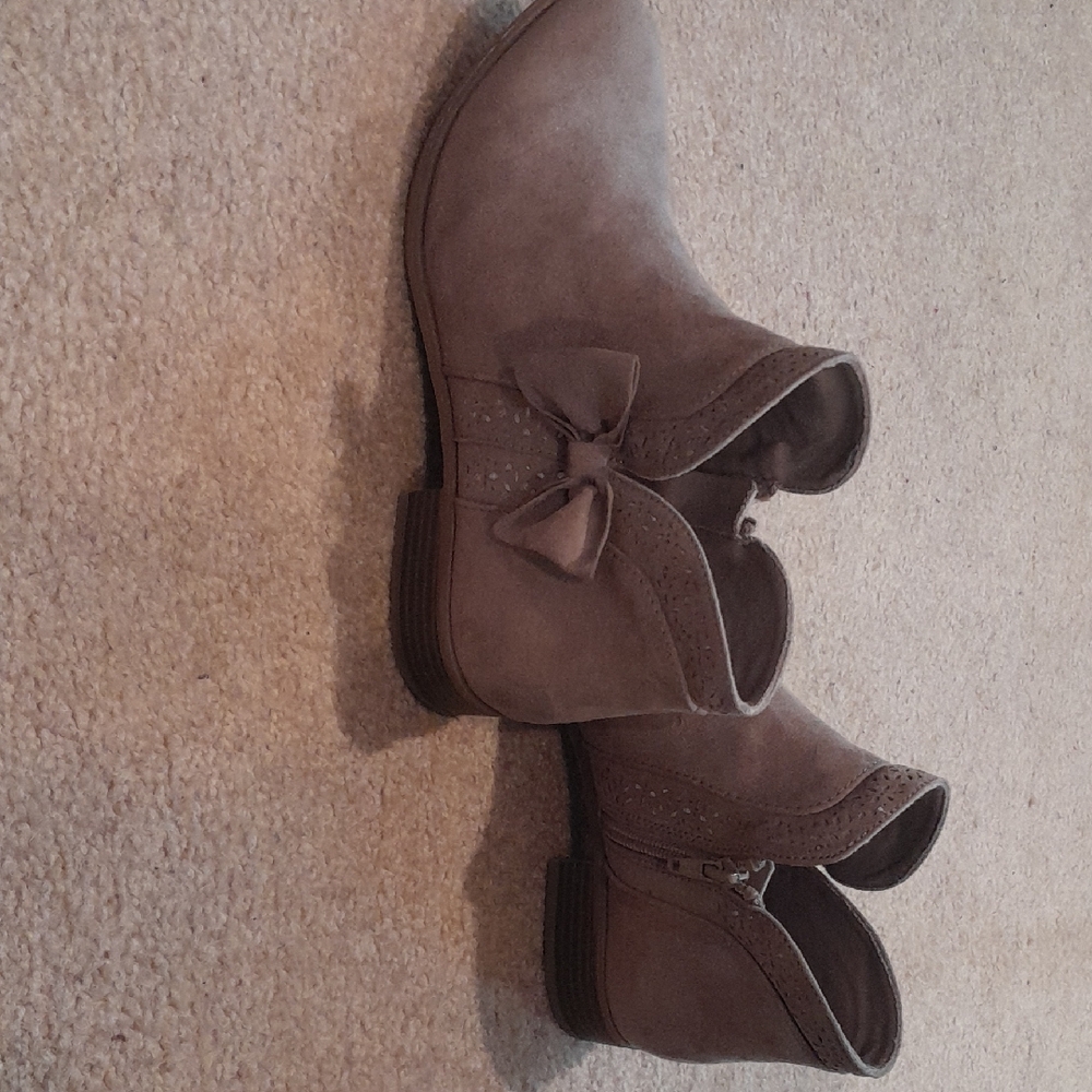 SO Taupe Suede Bow-Detail Ankle Booties Girls Size 6M
